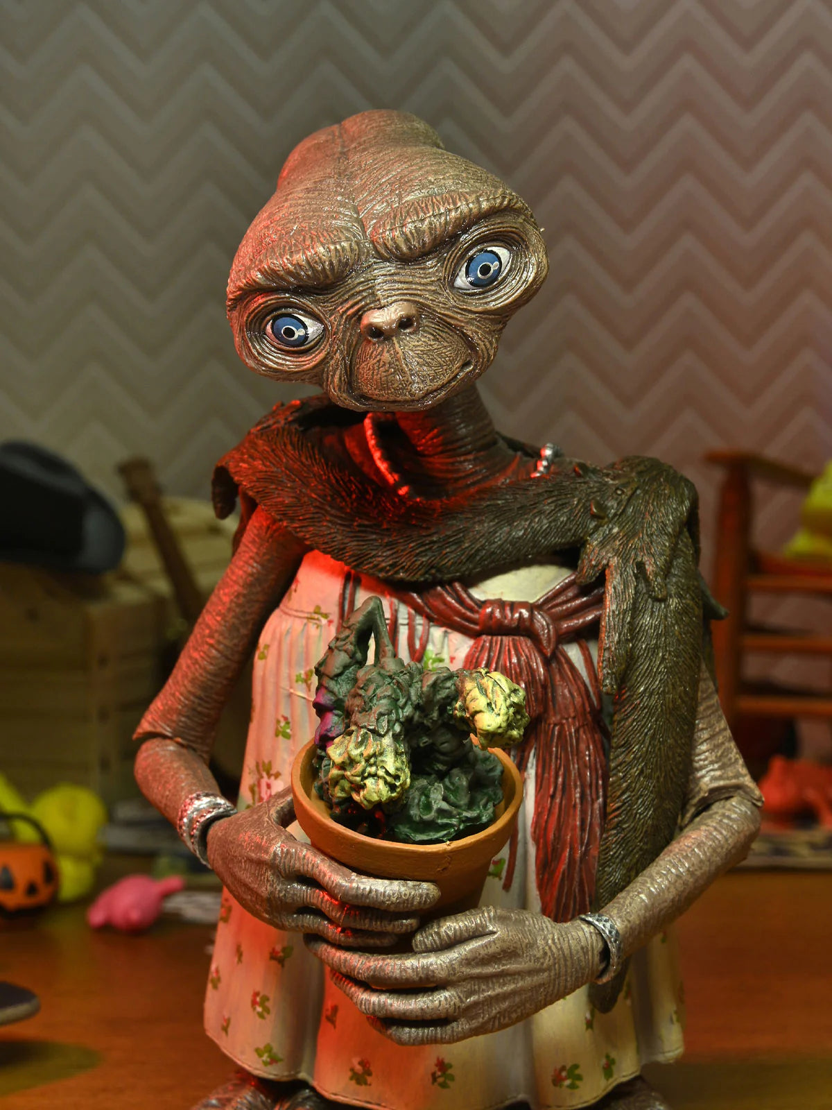 NECA E.T. the Extra-Terrestrial 40th Anniversary Ultimate Dress-Up E.T. Action Figure