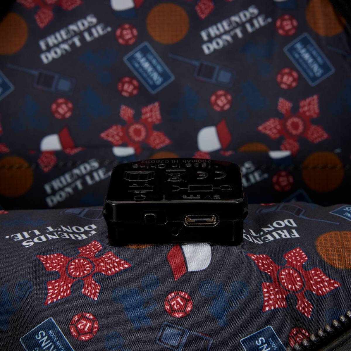 Mini zaino Loungefly Stranger Things 10th Anniversary Light-Up funzione luminosa