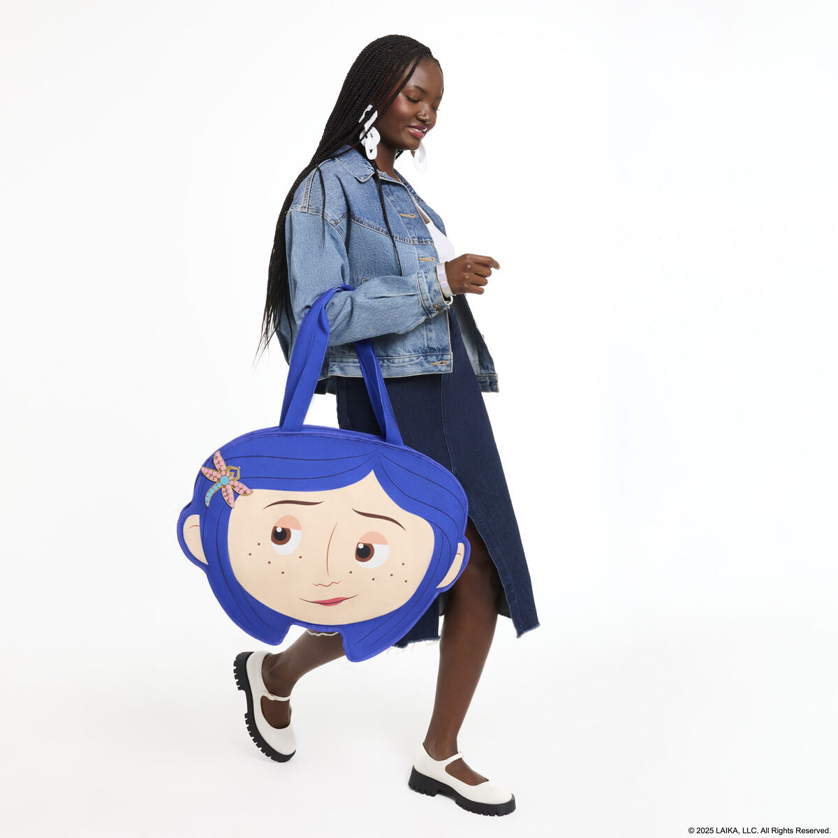 Borsa tote Loungefly Coraline indossata