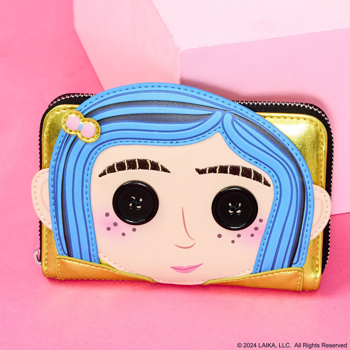 Portafoglio Loungefly Coraline 15° Anniversario - immagine ambientata